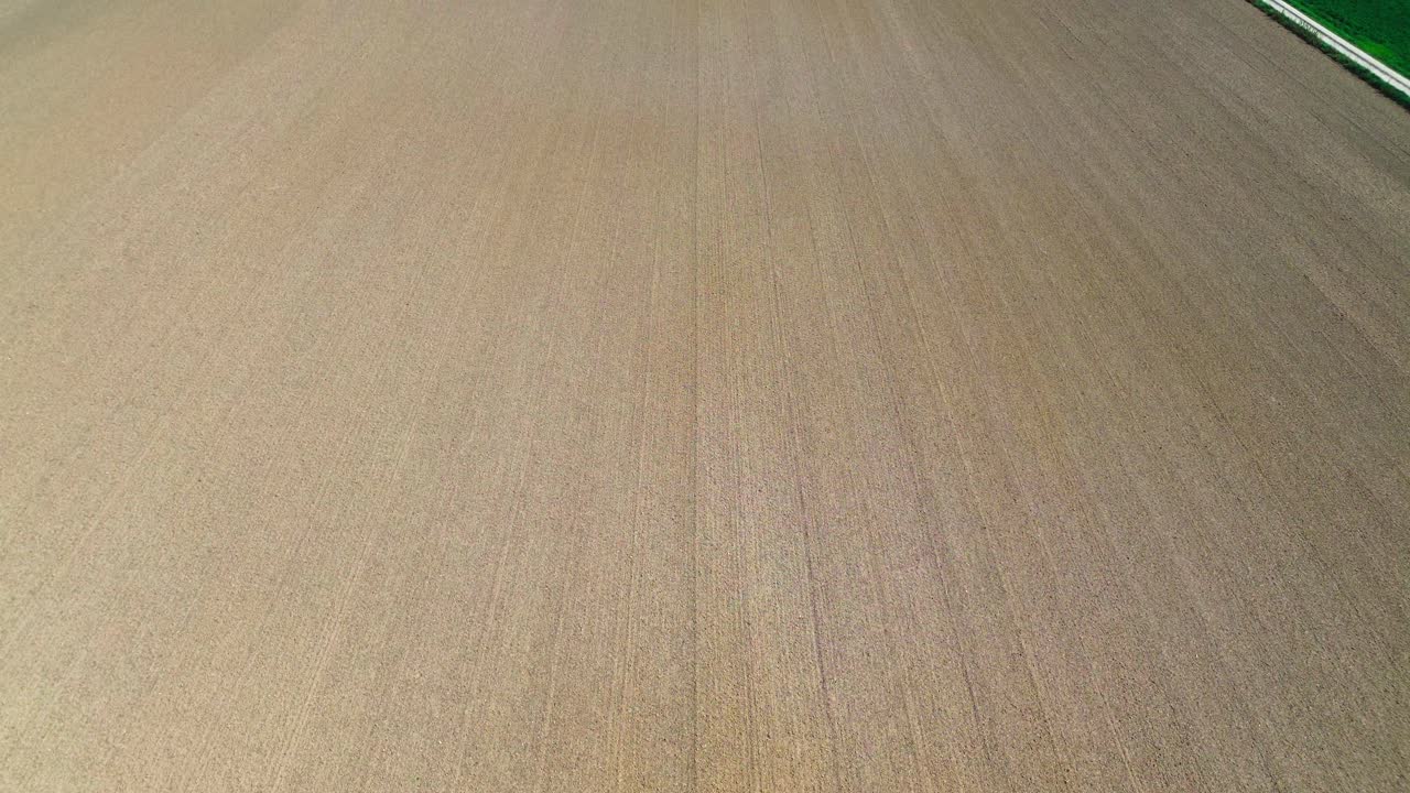 fotografía aérea de tierras de cultivo aradas y campos verdes, 4k