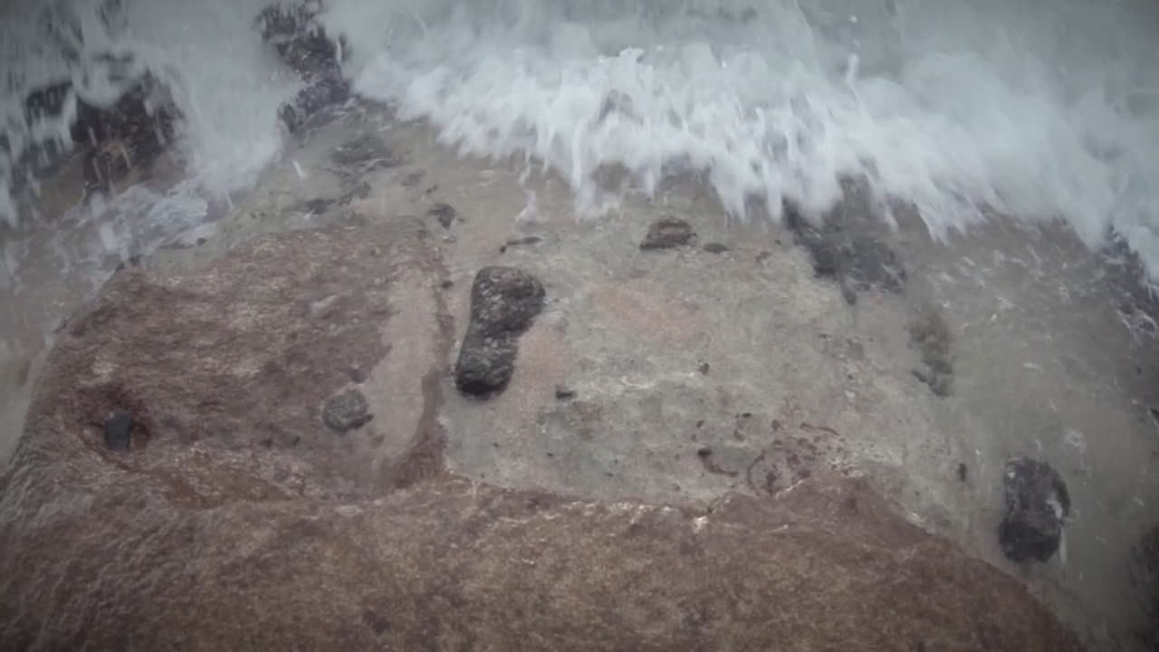 거대한 파도가 밀려와 바위가 많은 해안선에 부딪친다 2