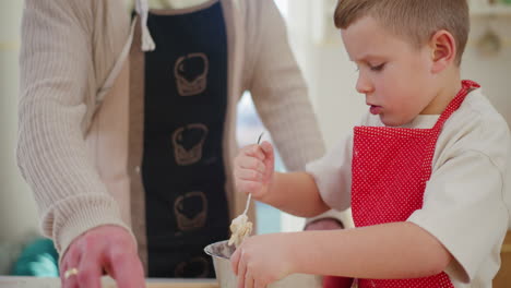 niño mezclando la masa de pan en un cuenco