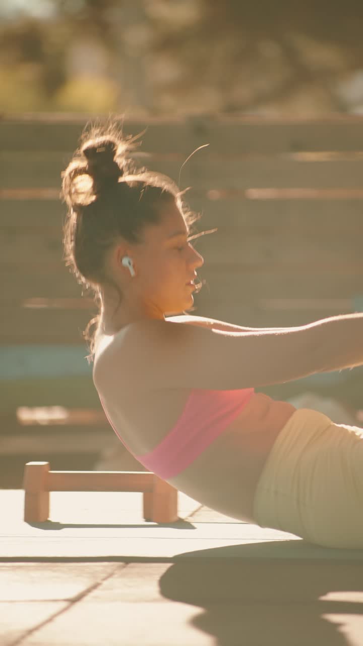 mujer haciendo abdominales al aire libre
