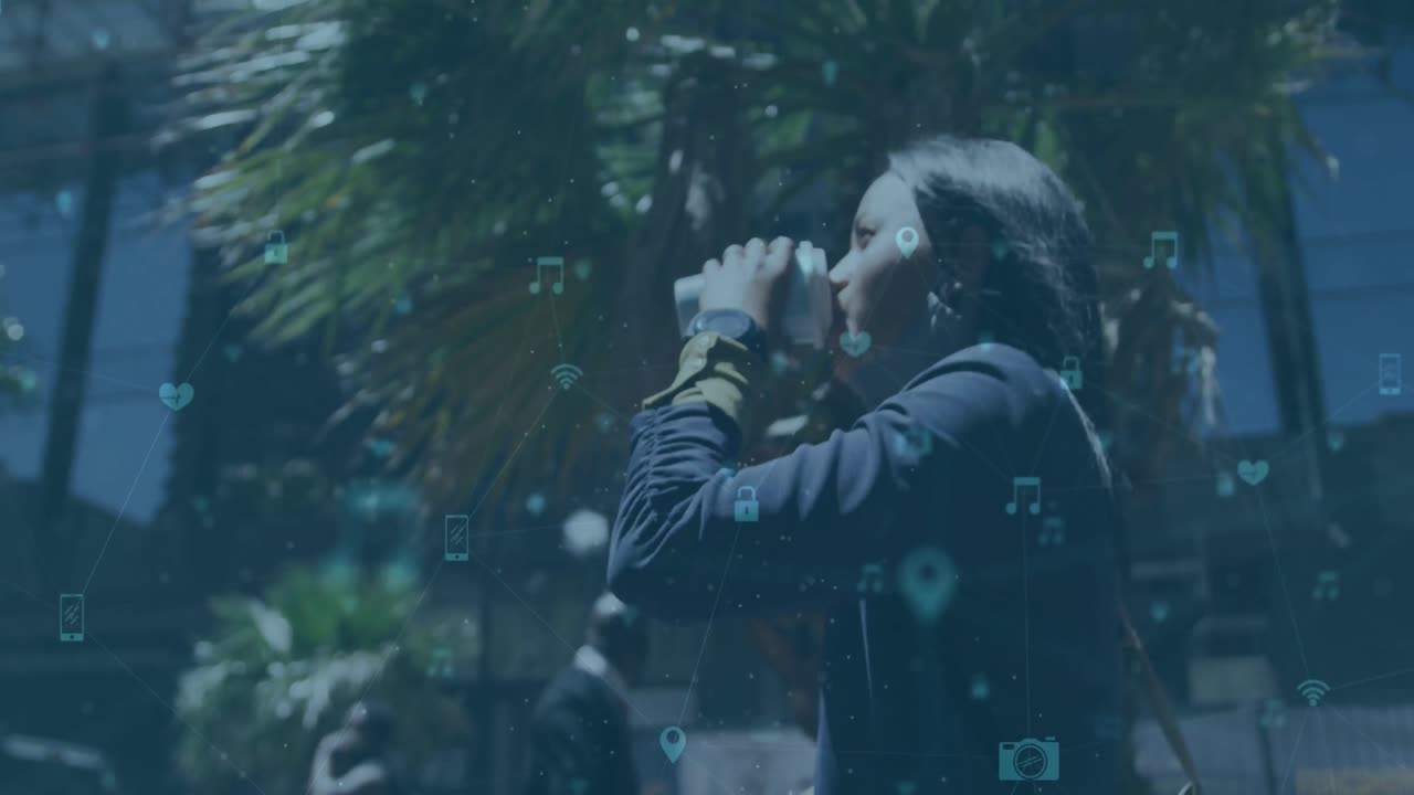 거리에서  ⁇ 는 동안 커피를 마시는 여성을 반대하는 디지털 아이콘 네트워크