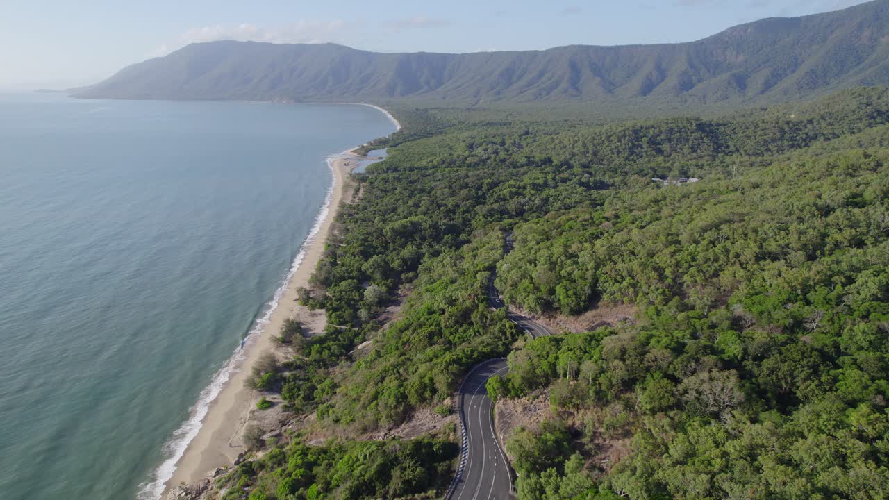 호주 북부 퀸즐랜드의 렉스 전망대 주변의 무성한 초목과 아름다운 바다에 대한 공중 전망 - 드론 샷