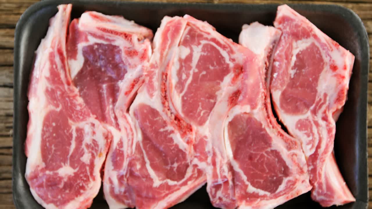 corte de cuchilla en un recipiente negro