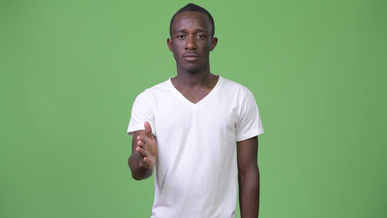 joven africano dando un apretón de mano