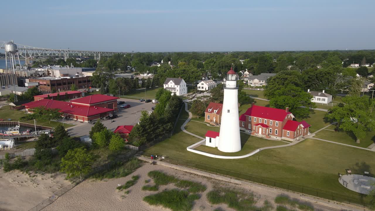 vista aérea del faro de fort gratiot, port huron, michigan, estados unidos, en la orilla del lago huron