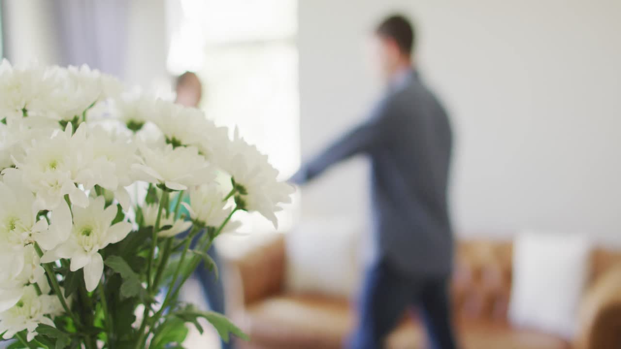 사랑 에 빠진 젊은 행복 한 백인 부부 가 집 에서 이야기 하고 춤 을 추고 있다