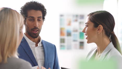gente de negocios, amigos y el equipo hablando