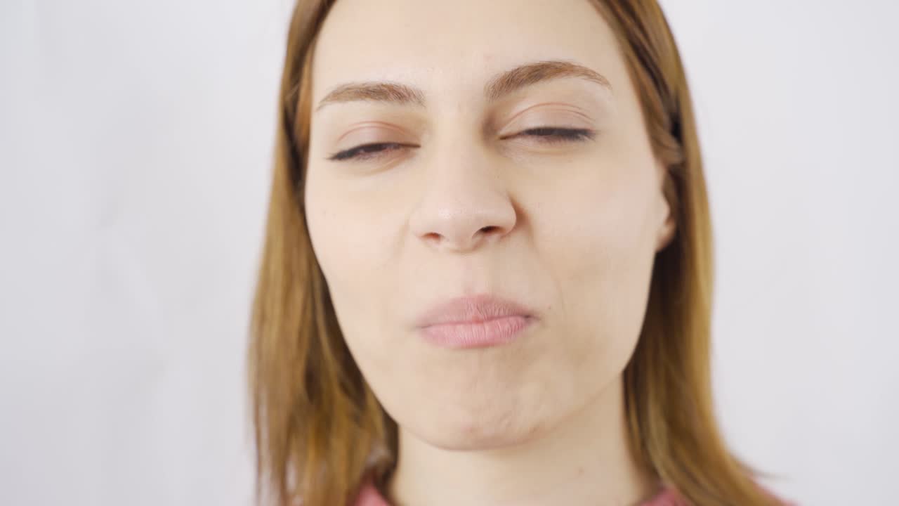 클로즈업 여자가 캐슈를 먹는다. 미쳤어.