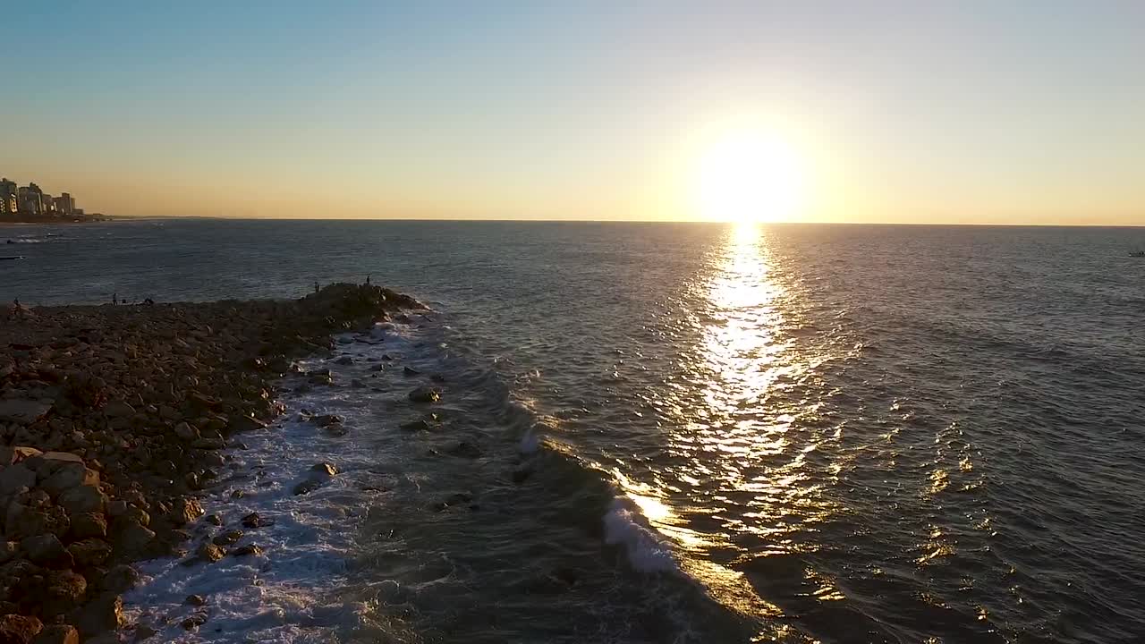 석양을 향해 날아가는 드론