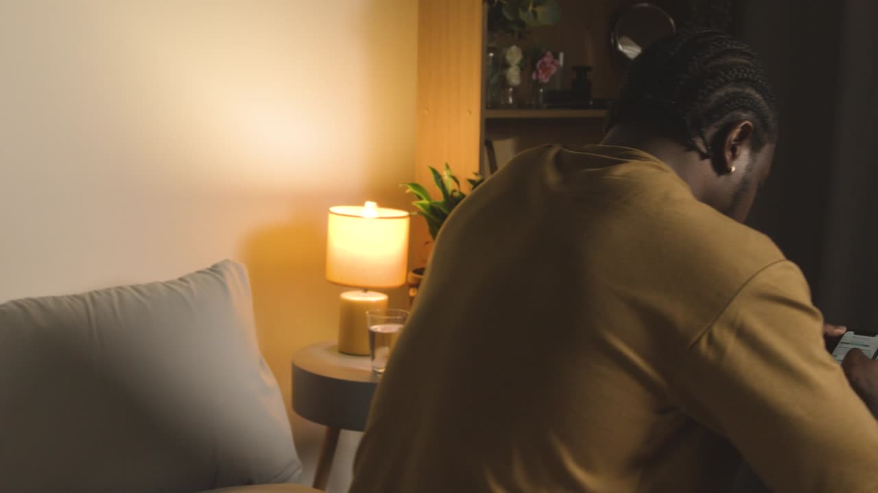 집 에서 밤 에 관계 문제 를 가진 부부 는 둘 다 침실 2 에서 휴대 전화 를 보고 있다