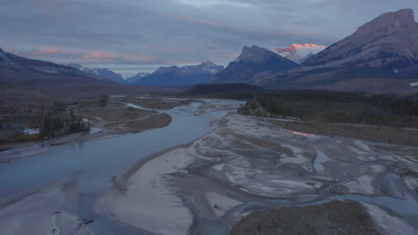 Weite-Landschaft-Von-Sandbänken-über-Dem-Fluss-Mit-Schroffen-Kämmen-In-Der-Nähe-Von-Nordegg,-Alberta,-Kanada