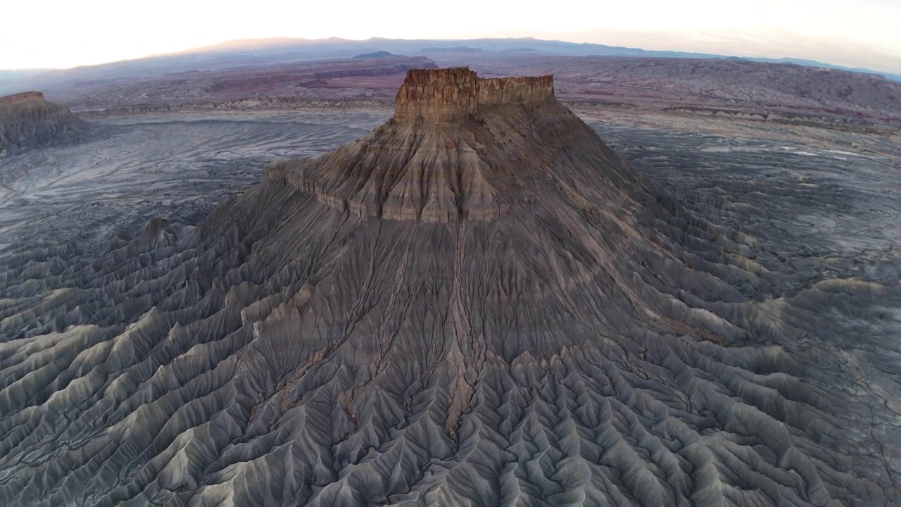 Ripresa con drone di Factory Butte, famosa formazione rocciosa di arenaria e punto di riferimento naturale dello Utah, USA, 60fps