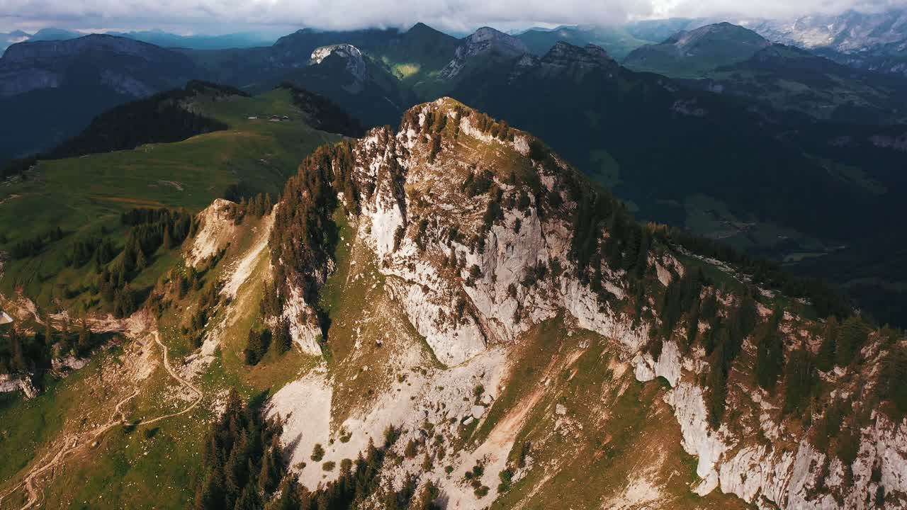 hermosa luz golpeando la ladera de una montaña al final de la tarde