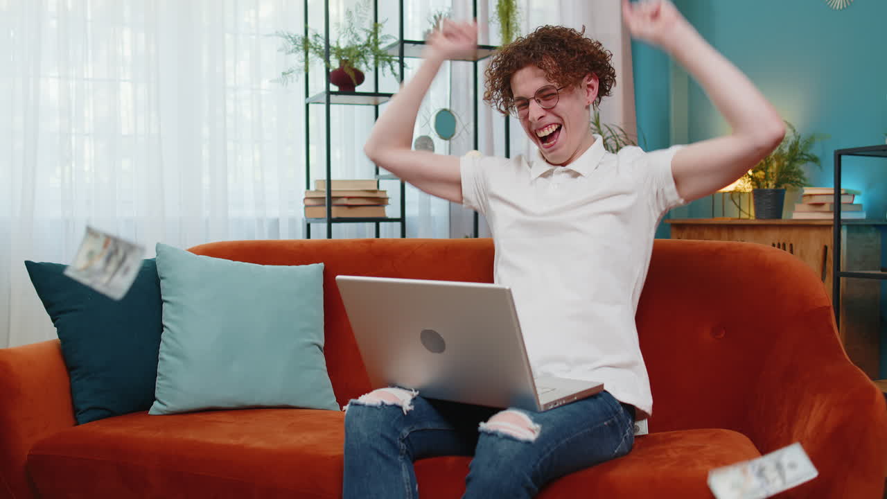 dinero en efectivo lluvia de dólares cayendo sobre el hombre trabajando en la computadora portátil celebrando el éxito casino juego de lotería ganar