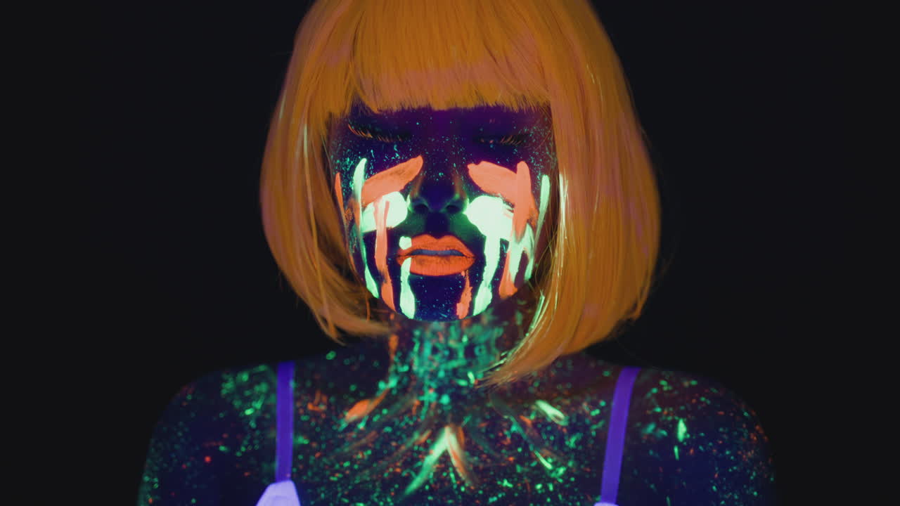 donna con la faccia dipinta al neon