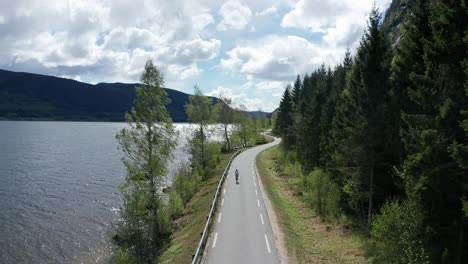 Rennradfahrer-Fahren-In-Der-Wunderschönen-Natur-In-Norwegen