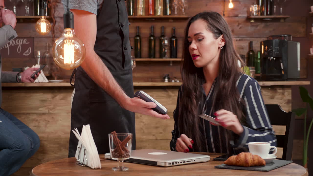 mujer trabajando en una computadora portátil en un café