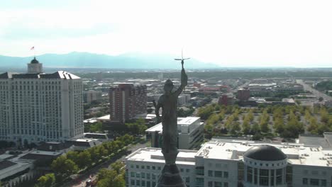 buen rodaje en órbita alrededor de la estatua en la parte superior de salt lake city y el edificio del condado