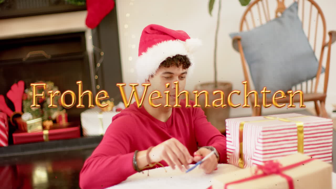 animación de frohe wihnachten texto sobre hombre caucásico envolviendo regalos en navidad