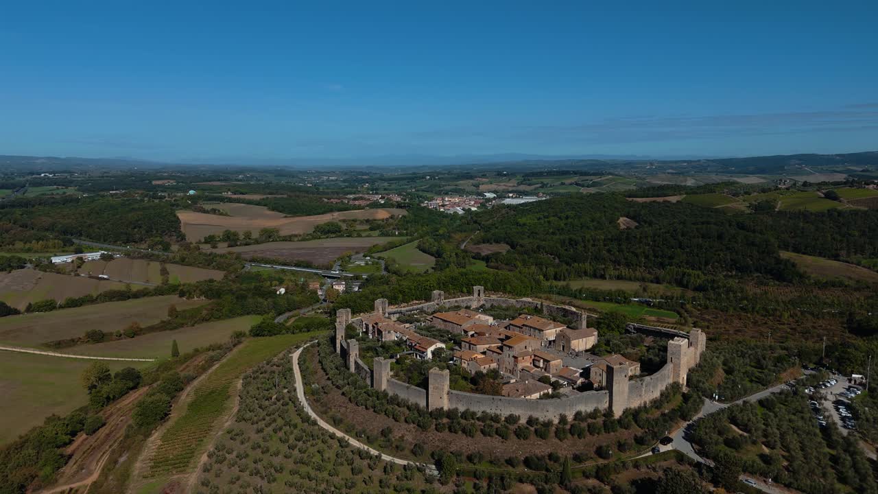 el antiguo pueblo de monteriggioni en la toscana, italia, hermosa ciudad medieval romana del mediterráneo.