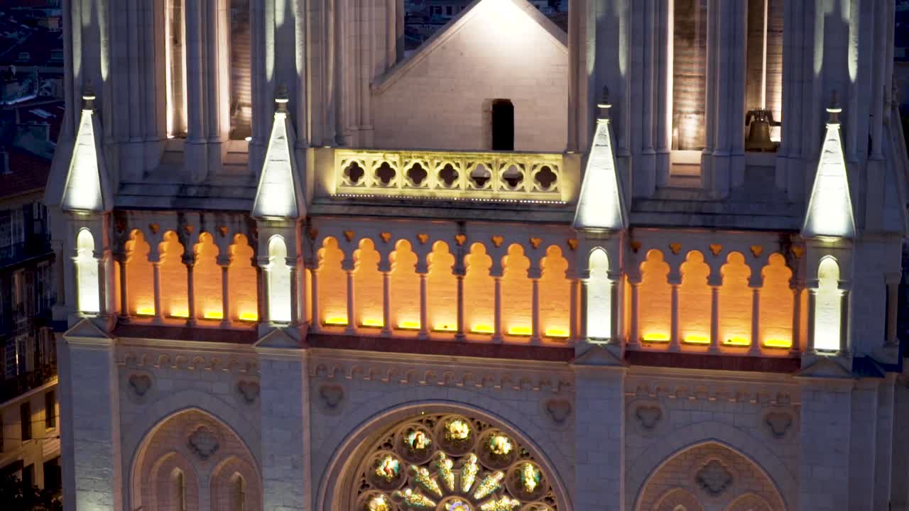 밤 에 조명 된 교회 정면