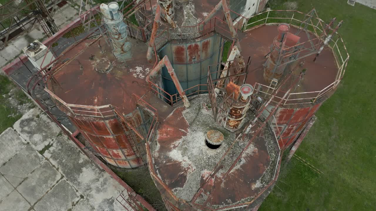 fotografía aérea de contenedores industriales de metal oxidado en el complejo de la fábrica