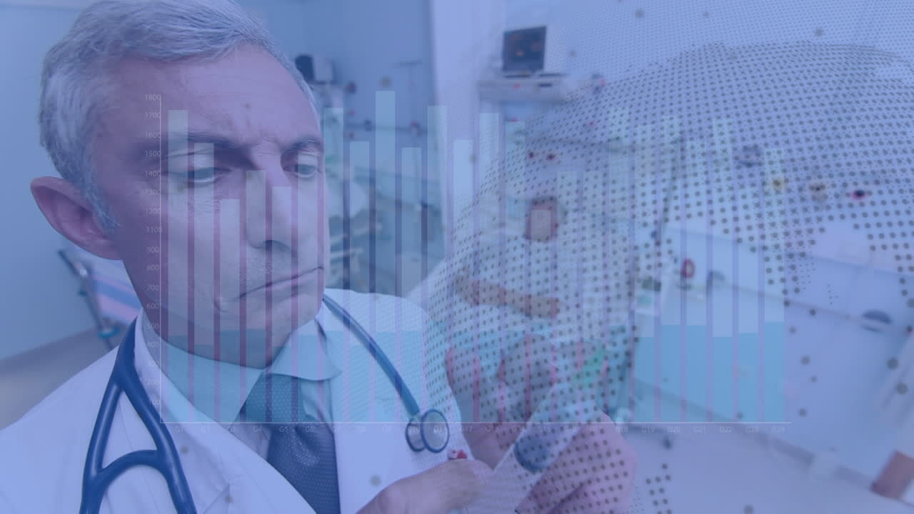 animación del procesamiento de datos sobre el médico masculino caucásico