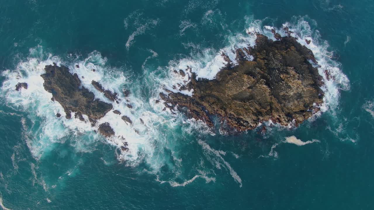 sereno paisaje marino aéreo islas rocosas junto a la playa de menganti en kebumen, indonesia