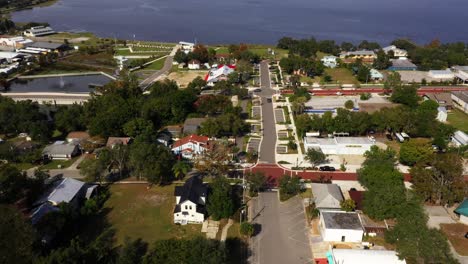 Vista-Aérea-De-Alto-ángulo-Que-Recorre-La-Histórica-Carretera-De-Ladrillos-Rojos-Del-Centro-De-Clermont