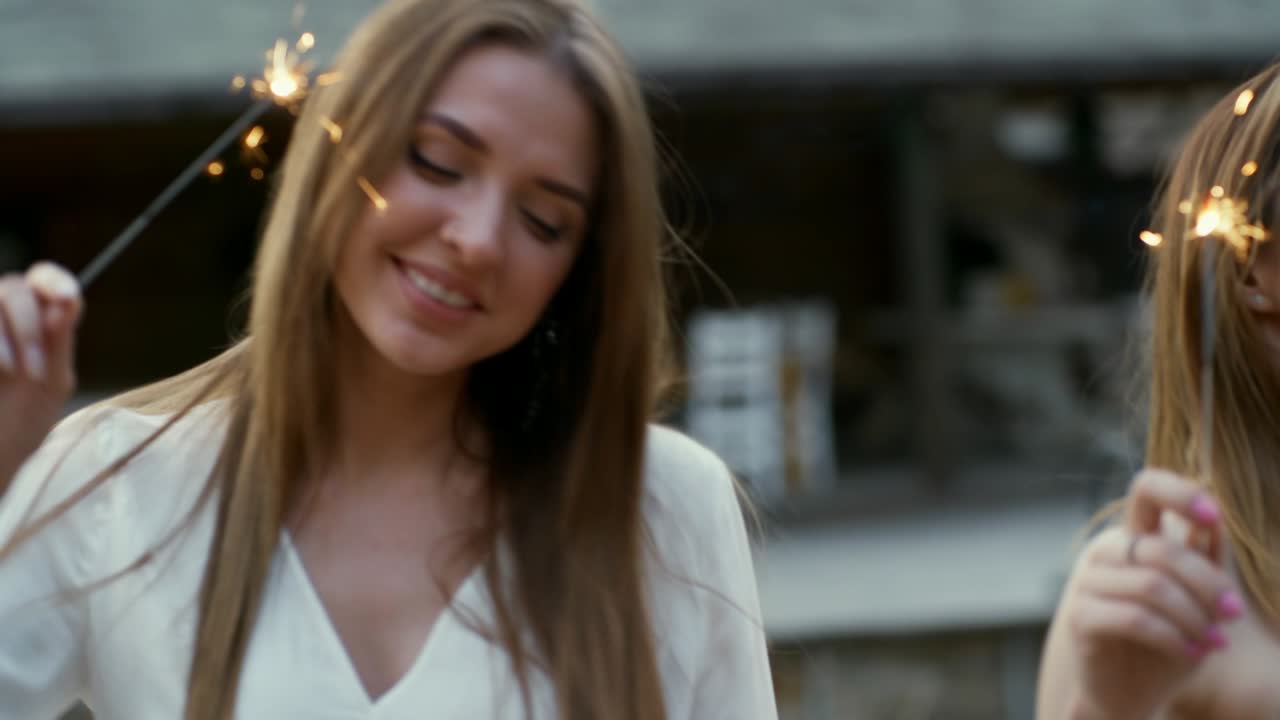 황혼에 밖에서 반이는 불꽃을 켜고