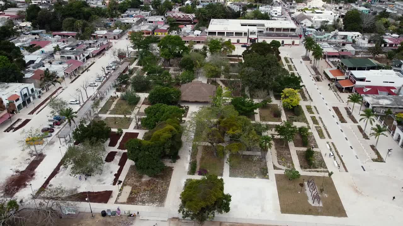 vista aérea de la plaza principal de bacalar durante la remodelación