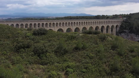 Scrubland-on-a-hill-discovering-the-aqueduct-roqueflavour-ventabren-France