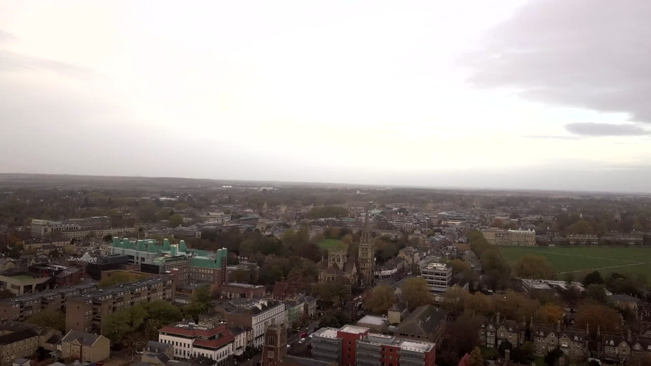 centro de cambridge, dron, vista desde el cielo, niebla, la iglesia de nuestra señora y los mártires ingleses, cambridge