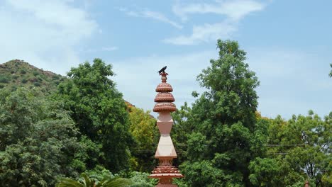 El-Video-Artístico-Del-Pilar-Sagrado-De-Piedra-Roja-Jainista-En-La-Mañana-Desde-Un-ángulo-único-Fue-Tomado-En-Shri-Digamber-Jain-Gyanoday-Tirth-Kshetra,-Nareli-Jain-Mandir,-Ajmer,-Rajasthan,-India