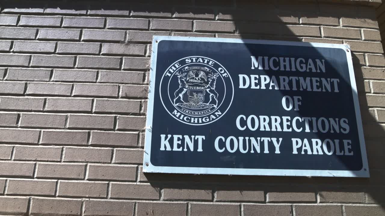 미시간 교도소 (michigan department of corrections) 는 미시간 주 그랜드래피즈에 있는 켄트 카운티 (kent county) 의 영상 표지판이다.