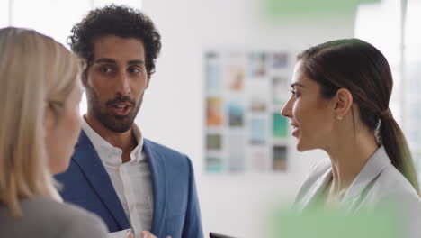 hermosa mujer de negocios charlando con clientes sonriendo disfrutando del desarrollo de asociaciones corporativas discutiendo proyectos en el espacio de trabajo de la oficina moderna