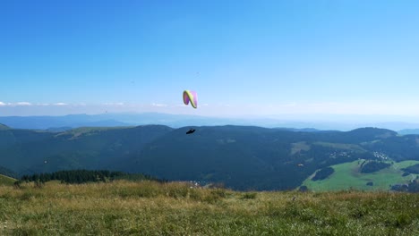 Parapente-Muestra-Trucos-Adicionales-En-Un-Encantador-Entorno-Montañoso