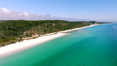 Imágenes-De-Drones-Panorámicos-Laterales-Lentos-Desde-El-Lado-Remoto-De-La-Isla-Fraser-En-Queensland,-Australia