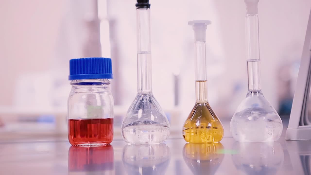 artículos de vidrio de laboratorio con líquidos