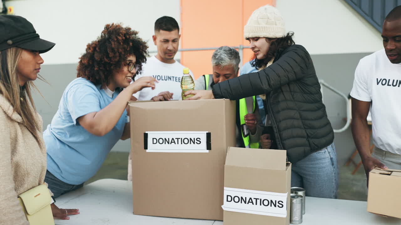 personas felices, voluntarios y cajas de donaciones en ong
