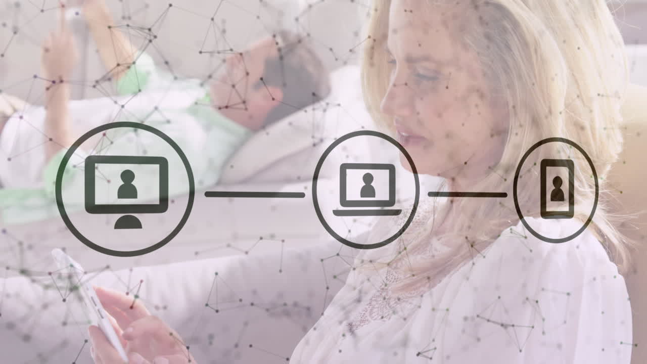 iconos digitales y mujer caucásica usando usando teléfono inteligente en la cama en casa