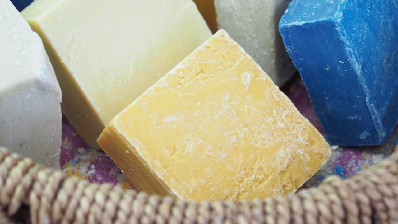 바구니 에 여러 가지 다채로운 손으로 만든 비누