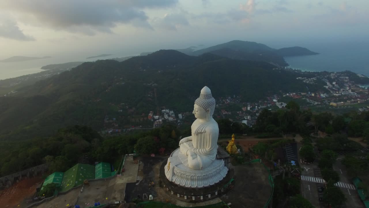 amanecer en la bahía de chalong cuando estás en la cima de la colina de la estatua del gran budo puedes ver alrededor de la isla de phuket