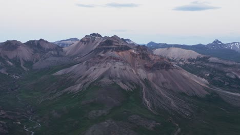 Montaña-Staðarfjall-En-Islandia-Paisaje-Salvaje-Durante-La-Puesta-De-Sol,-Antena