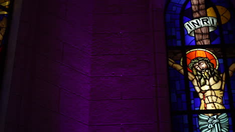 pintura decorativa de cristo en la pared de la iglesia - pin de cámara a la izquierda