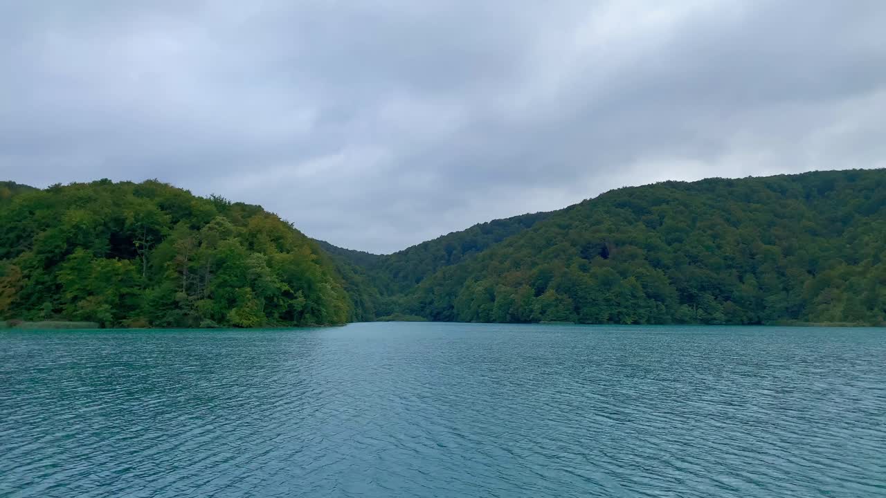 낮은 드론은 플리트비체 호수의 풍부한 단풍으로 뛰어난 자연의 아름다움 위로 날아갑니다. 4k
