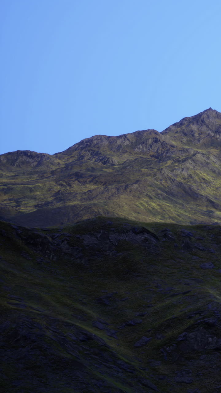 Montagne sotto un cielo blu brillante di giorno