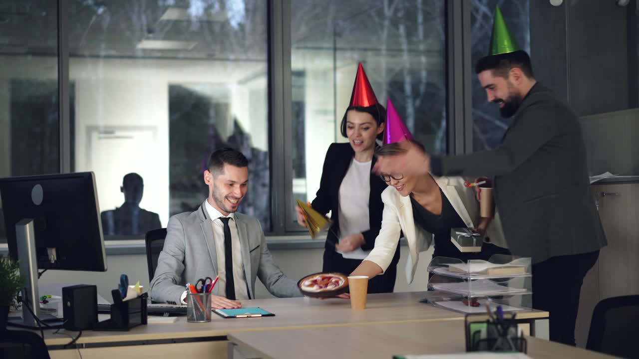 celebración de cumpleaños de la oficina