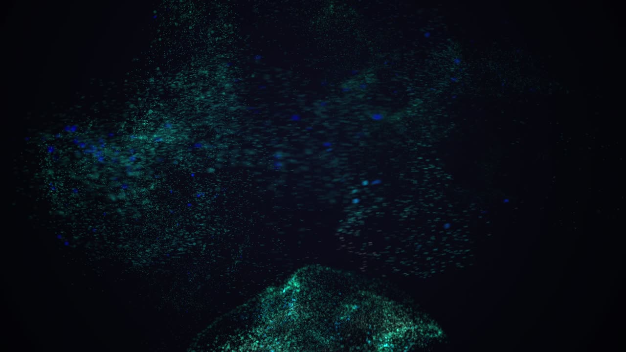 el polvo azul brilla en el fondo oscuro.