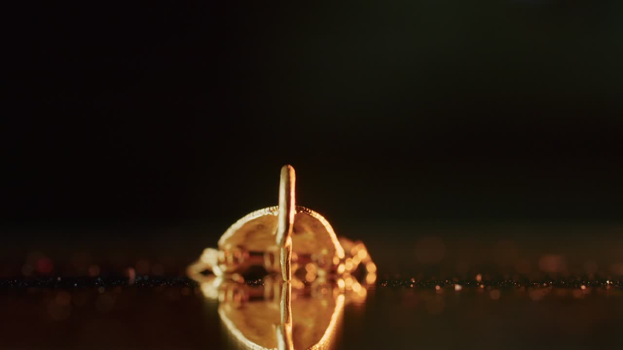 스키타이 신부 2000년 전의 황금 귀걸이, 발굴 과정에서 발견된 오래된 귀걸이와 회전 바, 빈티지 보석, 종교, 클로즈업